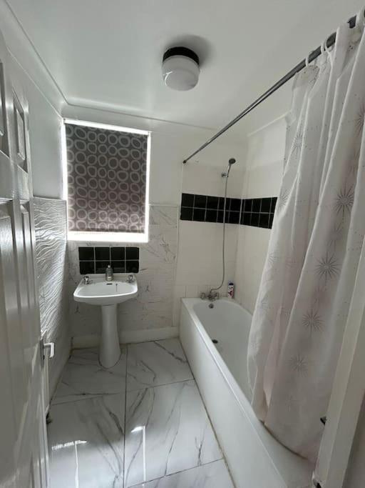 East London 2 Bedroom Flat Экстерьер фото