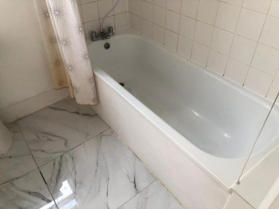 East London 2 Bedroom Flat Экстерьер фото