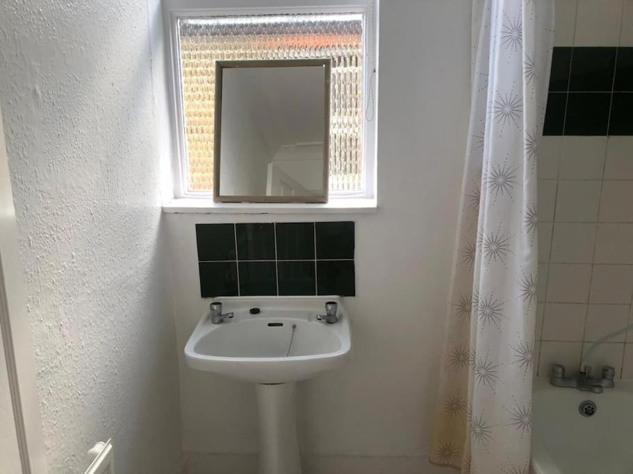 East London 2 Bedroom Flat Экстерьер фото